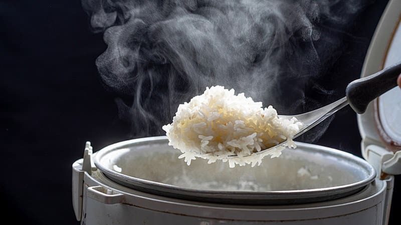 Giấc mơ thấy người lạ ăn cơm với người đã chết mang lại điềm báo cực thú vị
